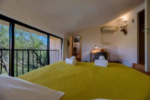 Chambre avec vue jardin de la villa luxe à Porto-Vecchio